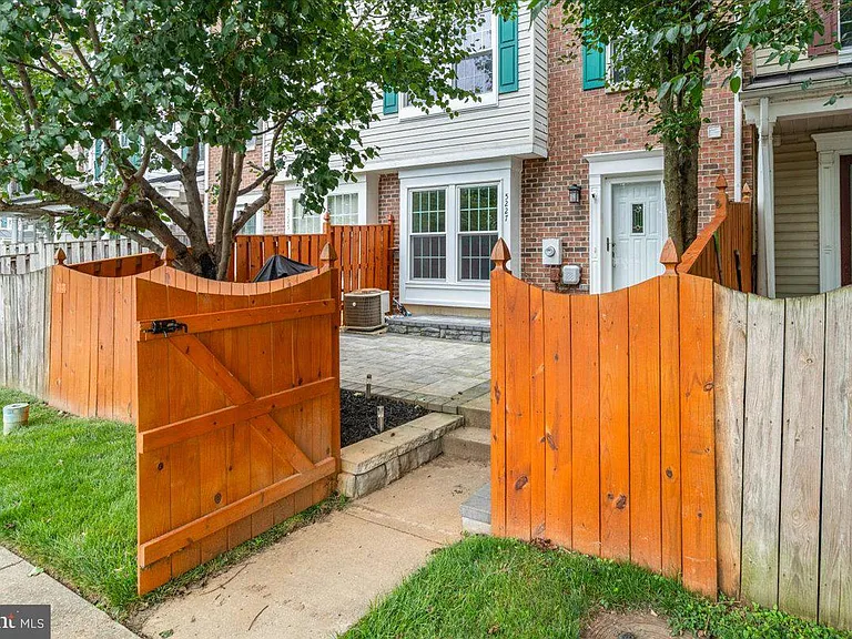 5227 Regal Ct — Photo 2
