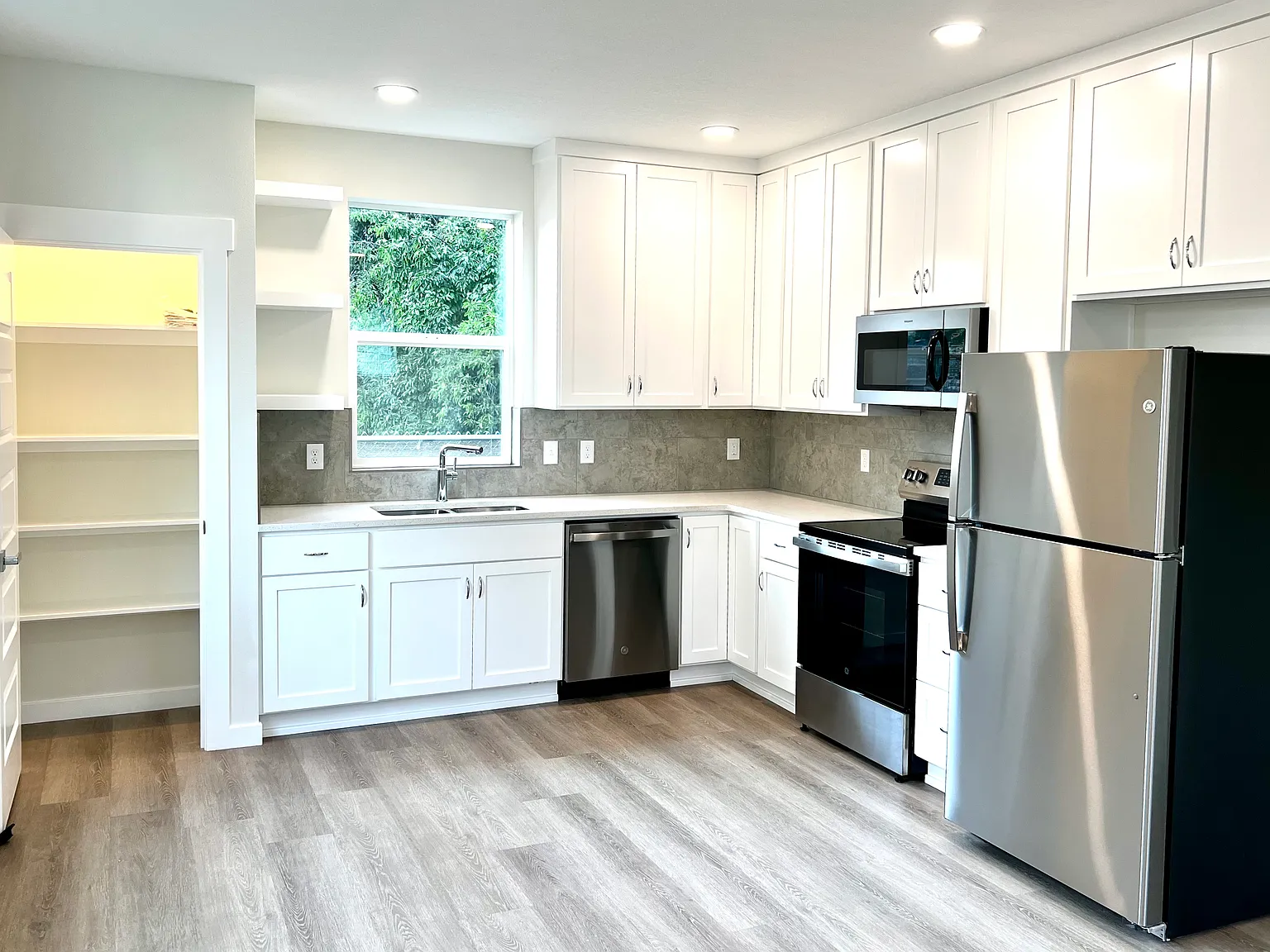 2 bed, 790 sqft, $1,900 — Photo 3