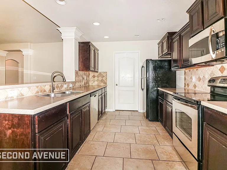 1037 Imperial St — Photo 7