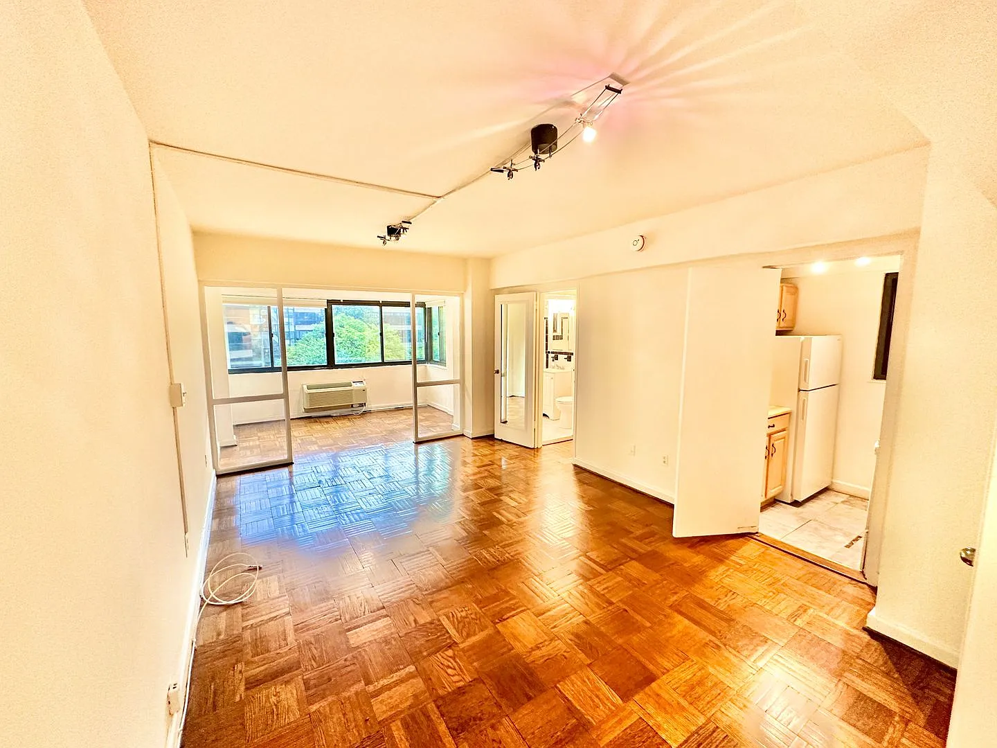 Foggy Bottom Spacious Studio w/Solarium Close to GWU, World Bank, GW Hospital — Photo 2