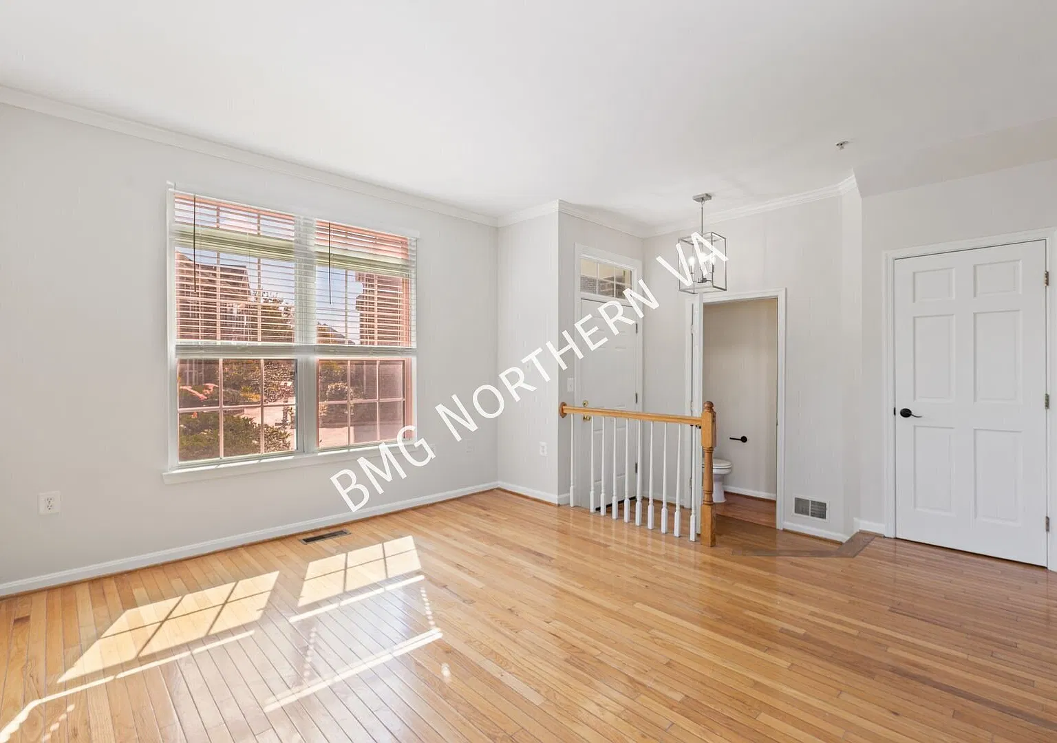 Beautiful 3BR/2.5BA End-Unit Brick Townhome In Desired Madison Lane — Photo 4