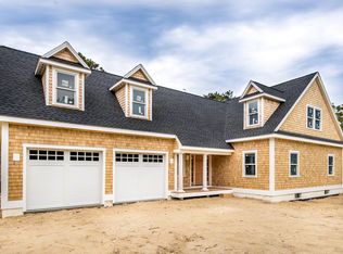8 Mayhew Ln, Oak Bluffs, MA 02557