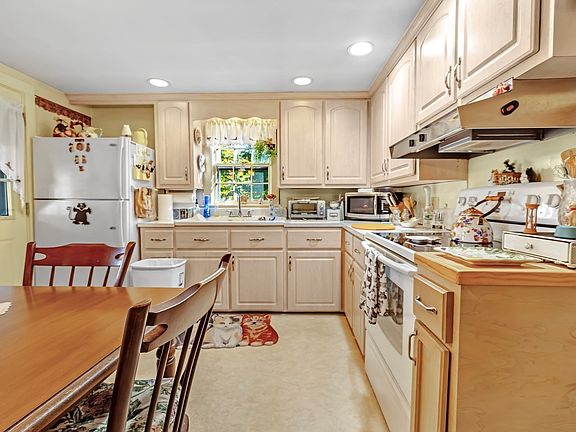 3rd image of 32 Harriet Rd