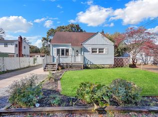 182 Lexington Rd, Shirley, NY 11967