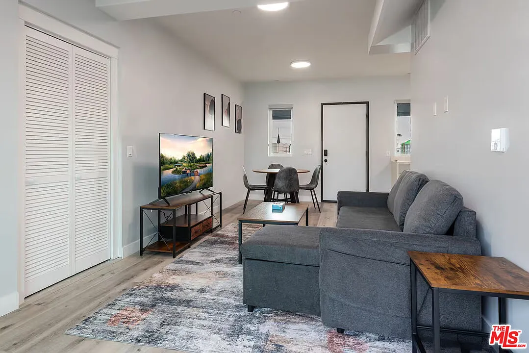 1 bed, 1.0 bath, 736 sqft, $2,400 — Photo 4