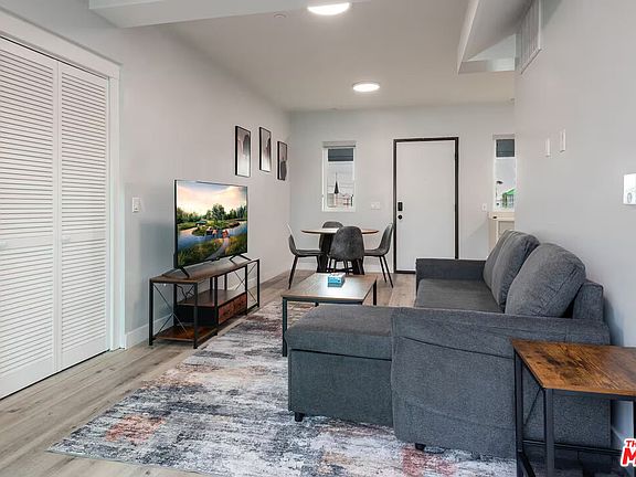 4th image of 917 S Berendo St #302