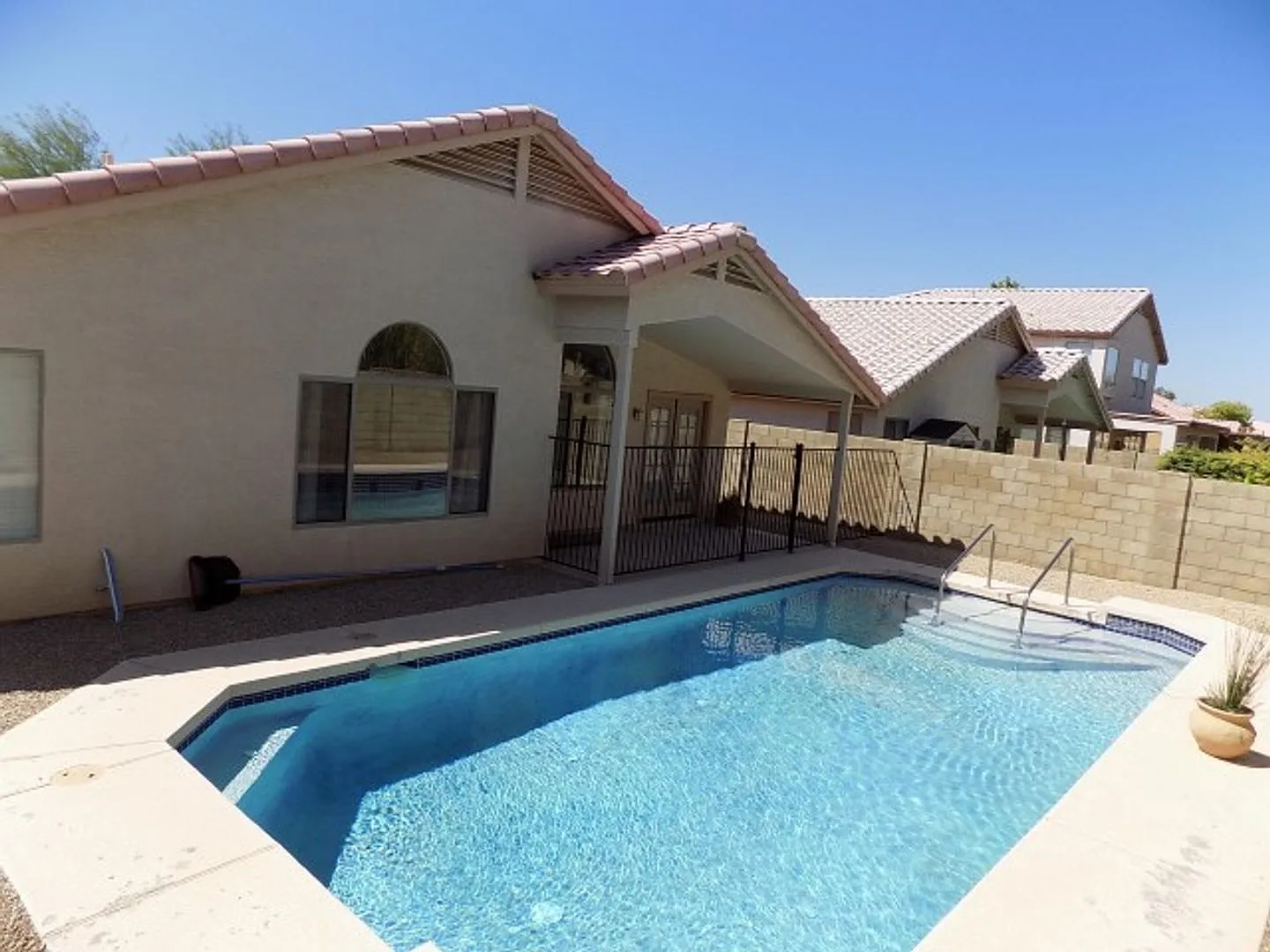 Very Nice 3 Bedroom, 2 Bath Home — Photo 3