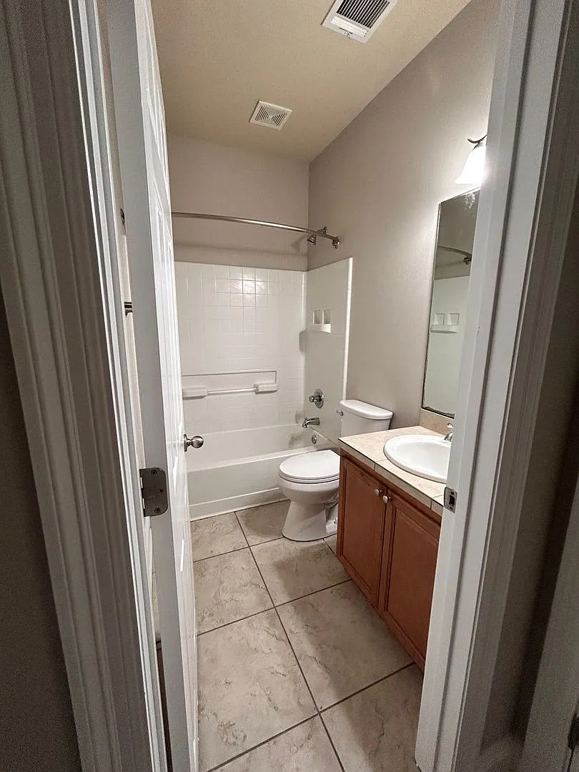 Two Weeks Free Move In Special! 4 Br/3ba In Gated Neighborhood Off Jefferson Or Bluebonnet Near I... — Photo 4