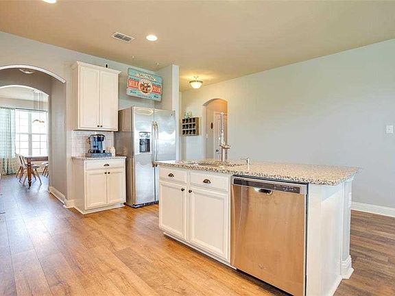 3rd image of 4829 Lazy Oaks St
