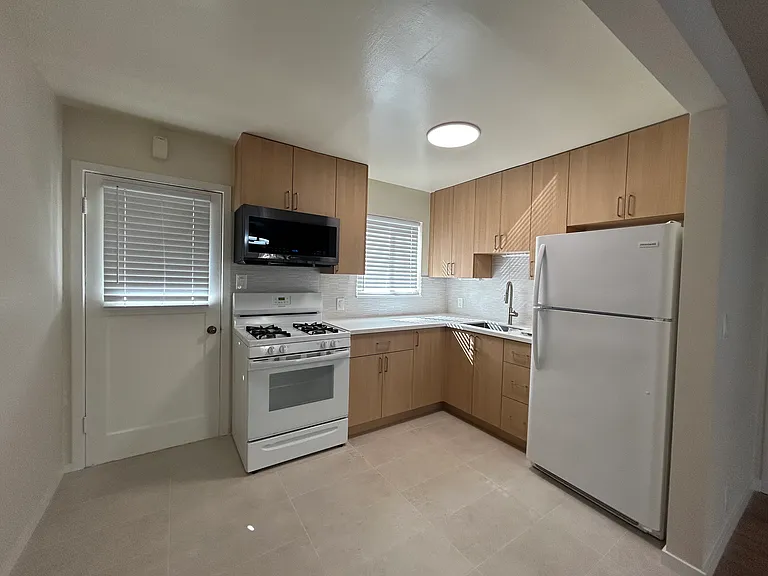 3031 Alma St — Photo 2