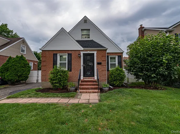 15 Yale Boulevard, New Hyde Park, NY 11040