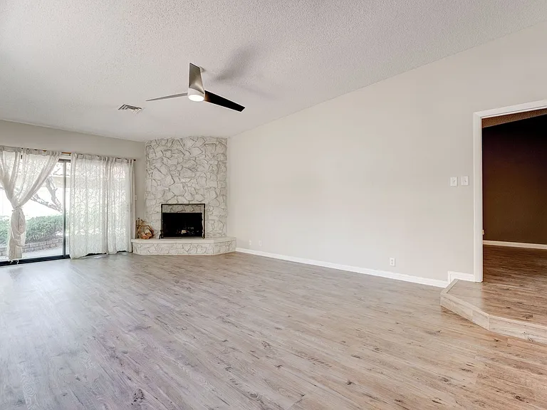 2204 Plaza Del Robles — Photo 18