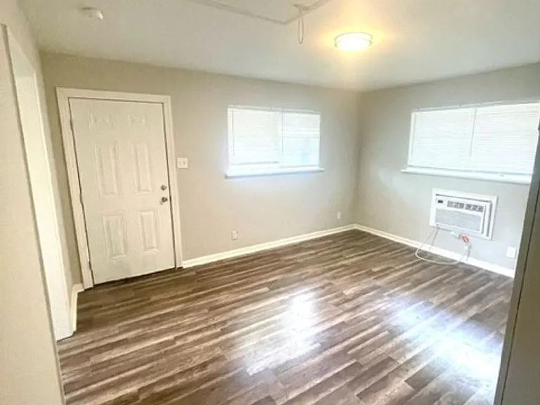 306 N Jackson St — Photo 9