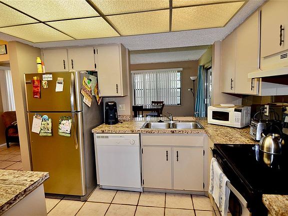 3rd image of 555 Bellaire Dr
