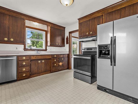 4th image of 1815 Jupiter AVENUE
