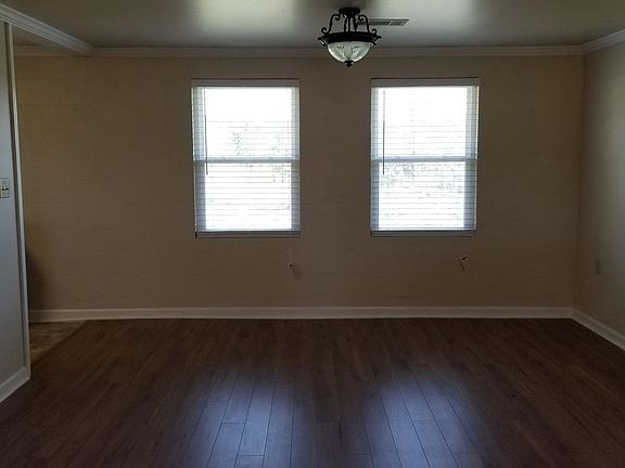 Living room/dining room combination
