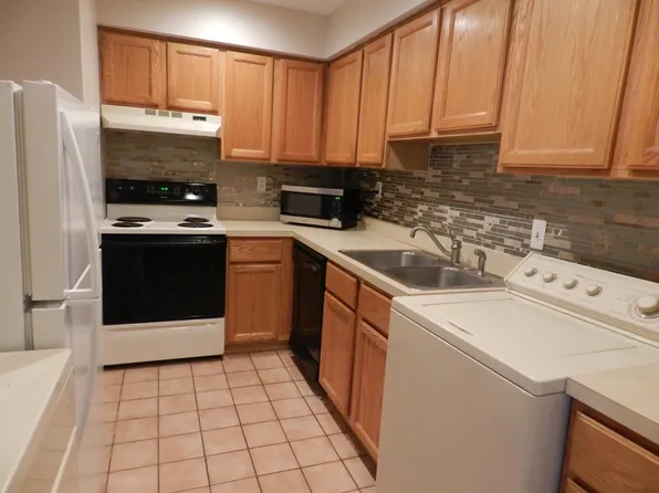 1886 Colonial Village Way APT 3, Waterford, MI 48328