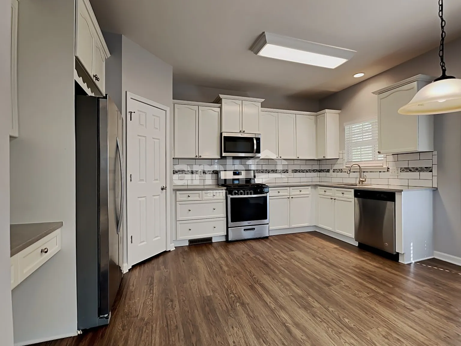 5 bed, 2.5 bath, 2716 sqft, $2,845 — Photo 3