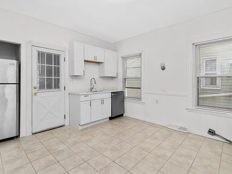 48 Wordsworth St #1 — Photo 15