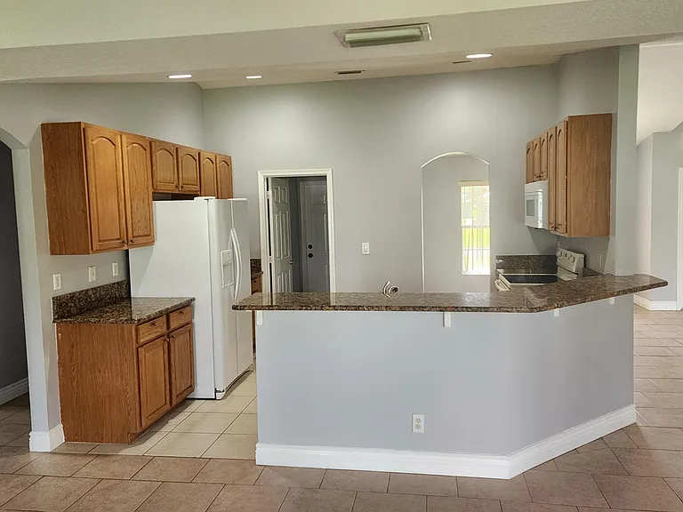 425 SW McComb Ave — Photo 5