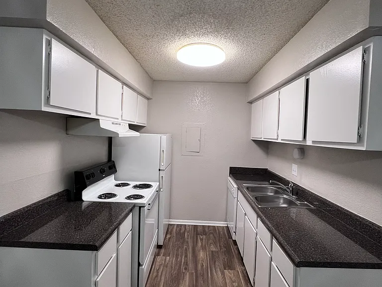 Bell Hollow Apartments — Photo 39