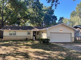 1548 E Crestview St, Springfield, MO 65804
