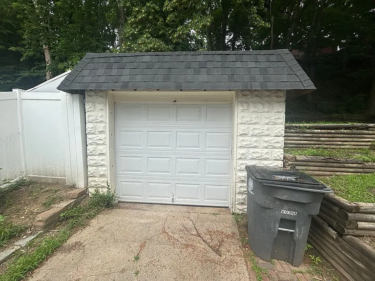 407 Frank St — Photo 3