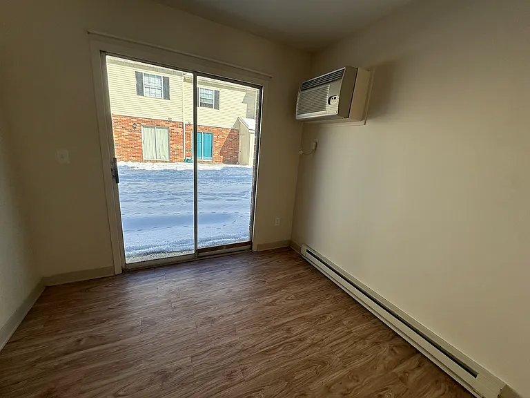 Pleasant Valley Apartments — Photo 35