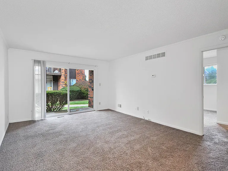 Carriage House Apartments — Photo 8