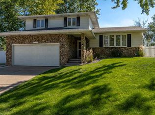 2525 E Dale Ct, Bettendorf, IA