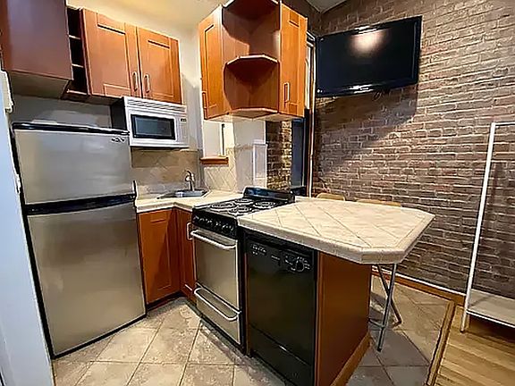 3rd image of 155 W 83rd St APT 101