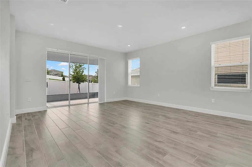 5 bed, 3.5 bath, 3167 sqft, $3,900 — Photo 3