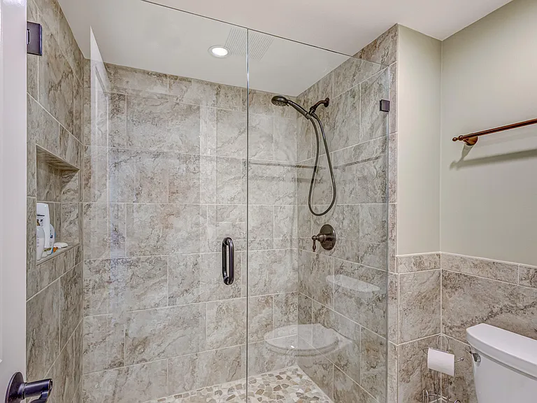 400 Beach Rd #702 — Photo 31