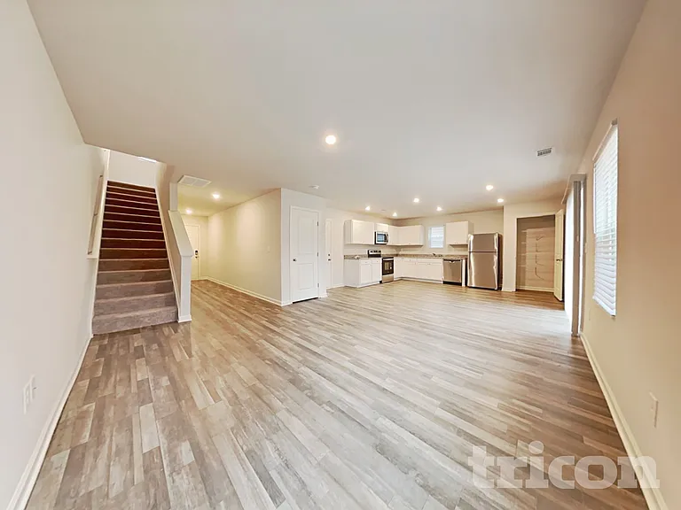 527 Dayspring Dr — Photo 3