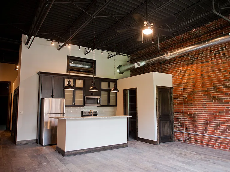 501 W Central St — Photo 4