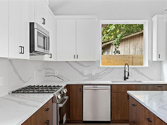 4th image of 2813 Prado St #2