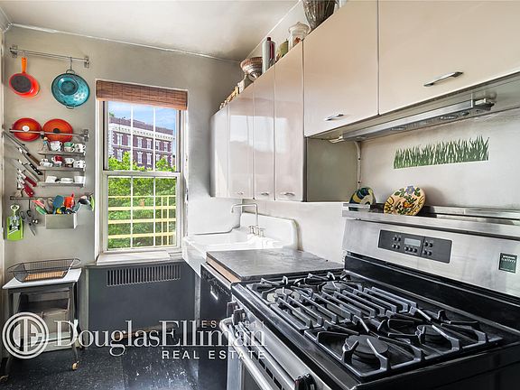 3rd image of 75 Bank St APT 3N