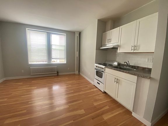 4th image of 215 E Broadway #7