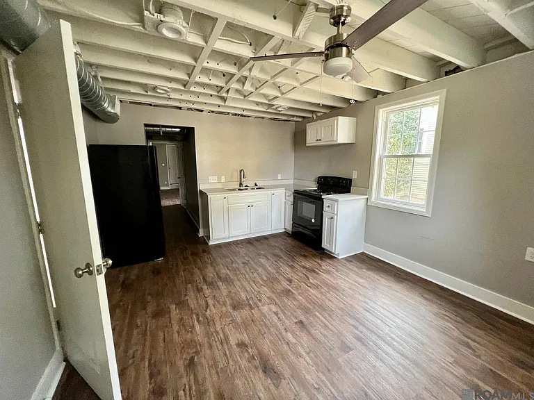 418 E State St #B — Photo 3