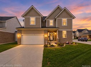 47375 Bayside Cir E, Chesterfield, MI 48047