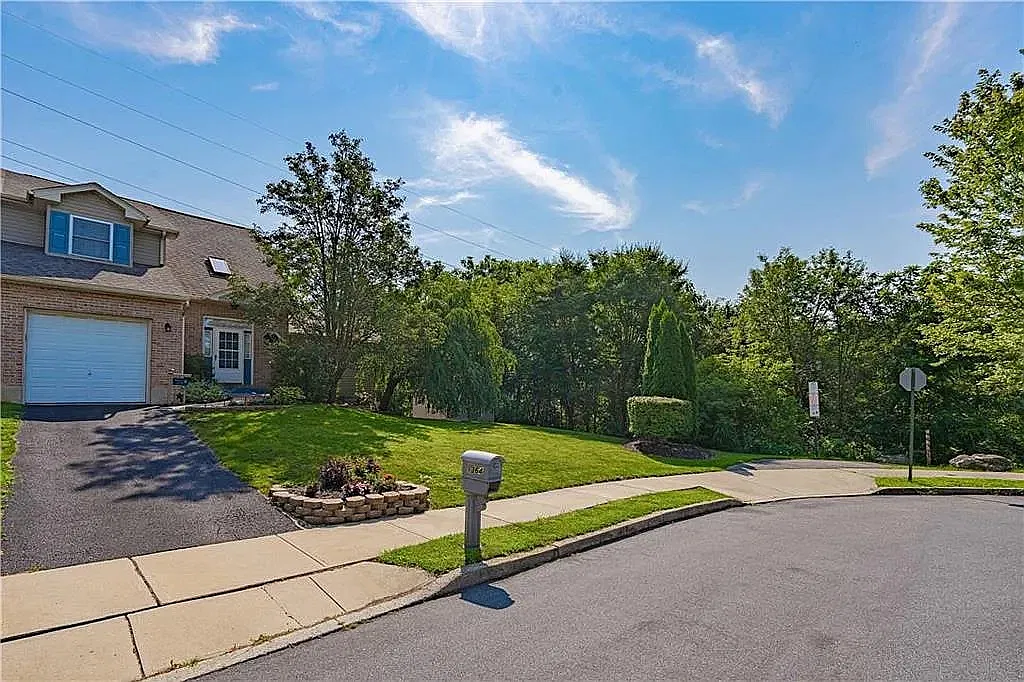 3 bed, 2200 sqft, $2,950 — Photo 3
