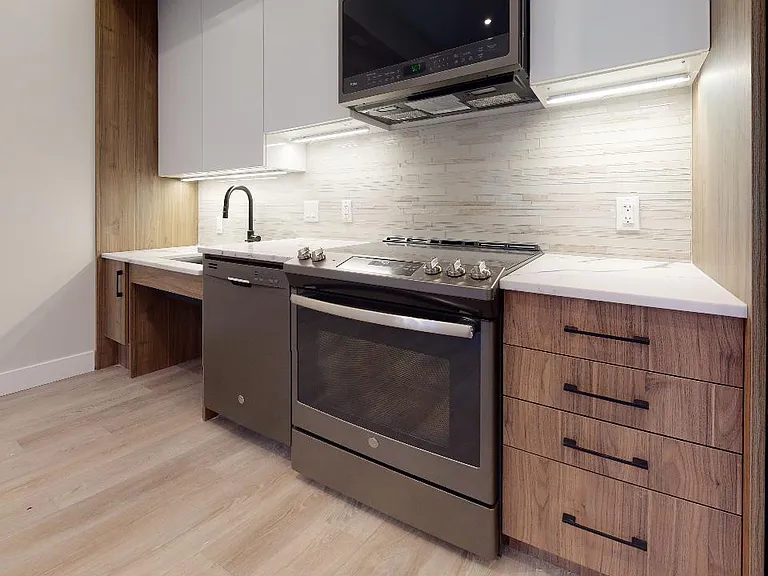 5726 Inglis St — Photo 12