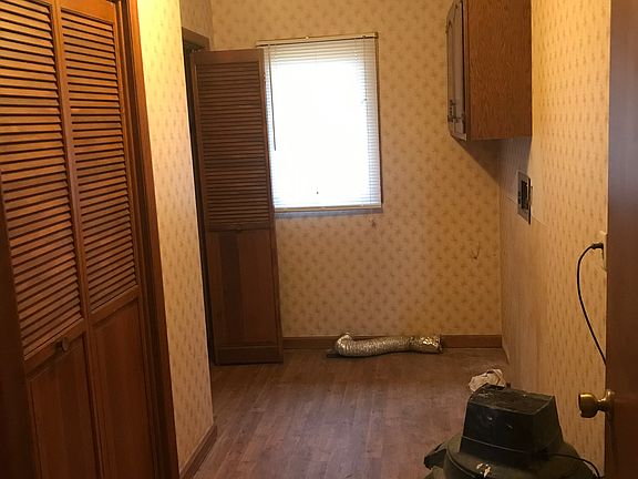 Laundry room w/2 big closets