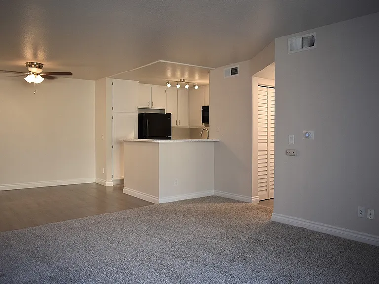 Encino Palms Apartments — Photo 10