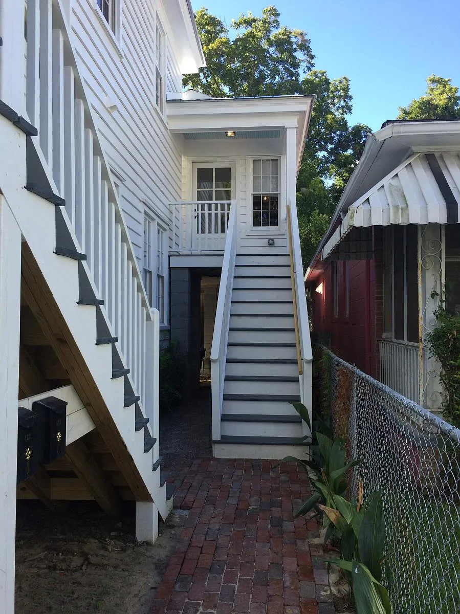 Building Photo - 423 Race St #C