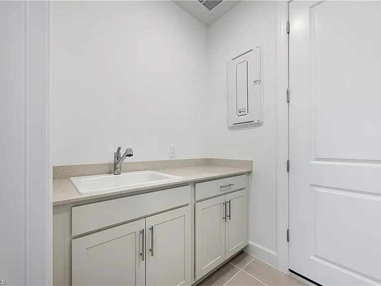 19226 Hinkley Dr — Photo 33