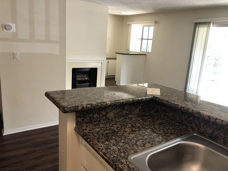 Versailles on the Lake Apartments — Photo 77