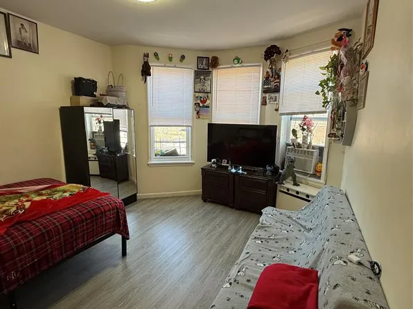 2896 Heath Avenue image 5 of 7