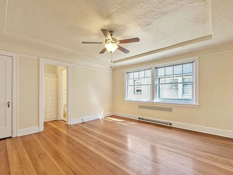 Flanders Apartments — Photo 4
