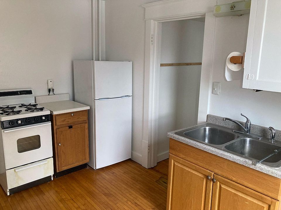 Freshly Painted apartment with full Kitchen